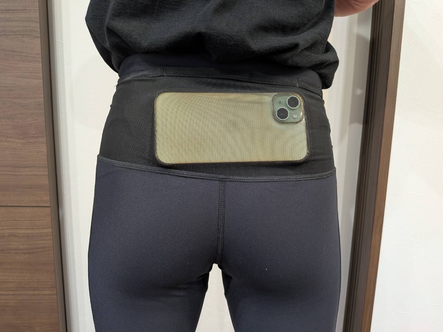 ミズノ マルチポケットロングタイツ 背面腰ポケットにスマホを入れた状態